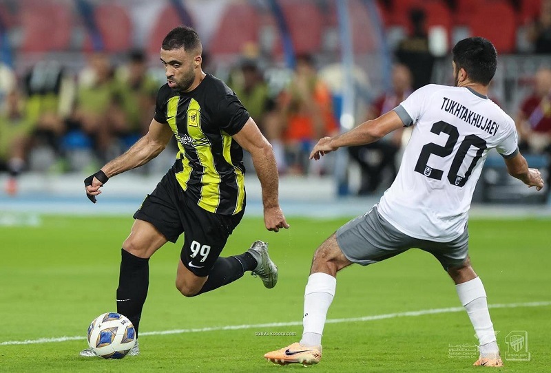 صاحب واقعة "السوط" يحضر كلاسيكو الاتحاد والهلال لمساندة حمد الله