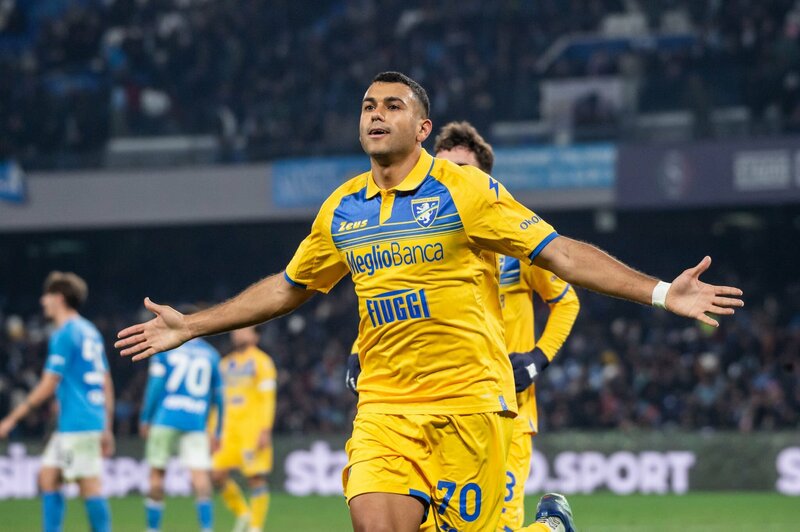 شديرة أساسي مع فروزينوني أمام نابولي