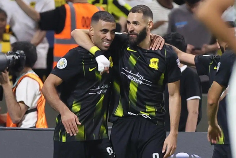 حمد الله يُحرج بنزيما وجمهور الاتحاد يطالب الفرنسي بالرحيل