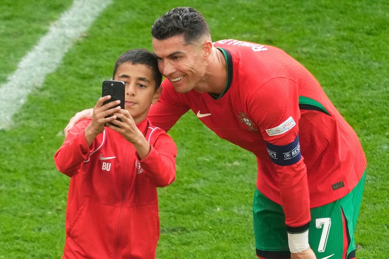 "يويفا" يشدد الإجراءات الأمنية في ملاعب يورو 2024 بعد سيلفي كريستيانو رونالدو