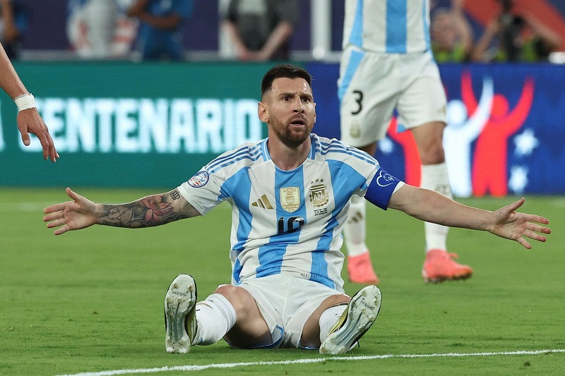 مدرب منتخب الأرجنتين: نتابع تطورات إصابة ليونيل ميسي بشكل يومي