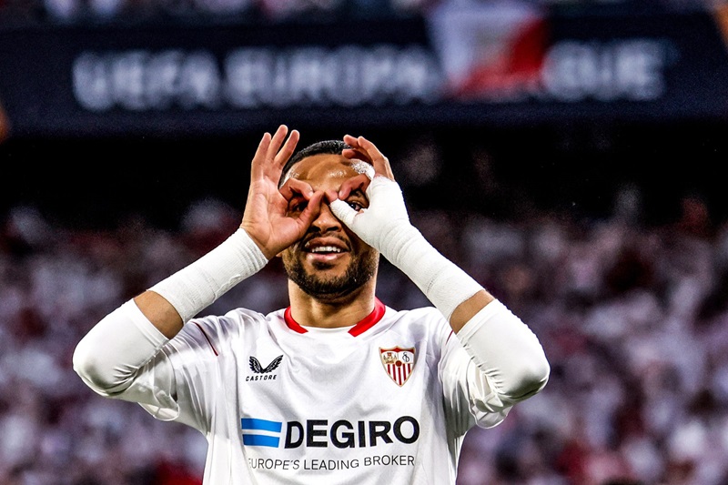 مقايضة و10 ملايين يورو.. عرض فنربخشة لإشبيلية للحصول على خدمات النصيري