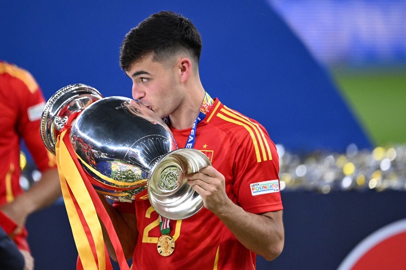 بيدري يشكك في تتويج الريال.. ويرشح نجم برشلونة لجائزة كبرى
