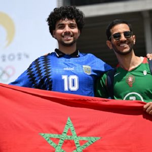 حرارة مرتفعة في نيس وتوافد كبير للجماهير المغربية والعراقية