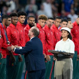 لاعبو المنتخب المغربي يتسلمون برونزية الأولمبياد لأول مرة في التاريخ