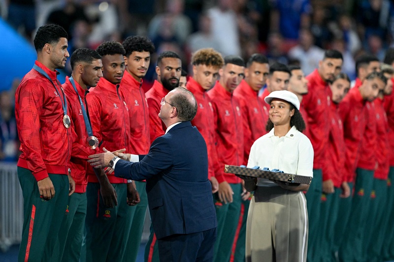لاعبو المنتخب المغربي يتسلمون برونزية الأولمبياد لأول مرة في التاريخ