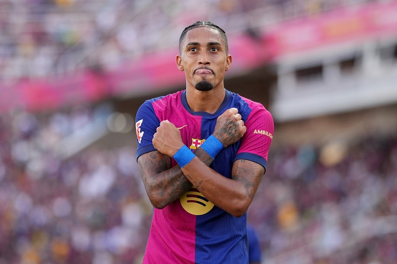 برشلونة يسحق بلد الوليد بسباعية وينفرد بصدارة الدوري الإسباني