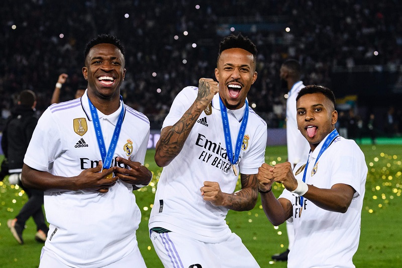 رئيس فالنسيا السابق: لاعبو ريال مدريد "مهاجرون سود".. وفينيسيوس "أحمق"