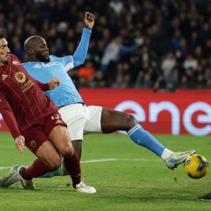 البلجيكي لوكاكو يقود نابولي لفوز مثير على روما في الدوري الإيطالي
