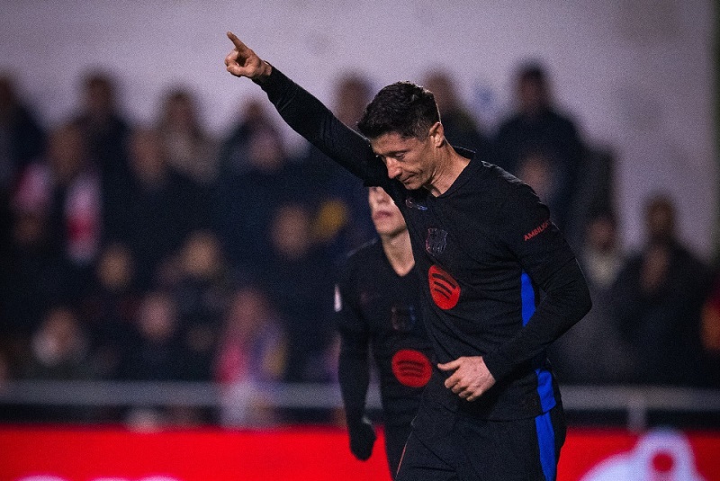 ليفاندوفسكي يقود برشلونة لعبور بارباسترو في كأس ملك إسبانيا