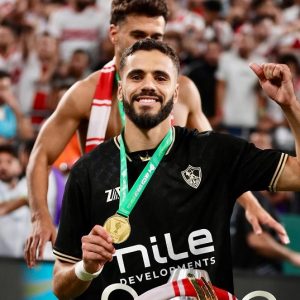 بنتايك سعيد بحمل قميص الزمالك المصري