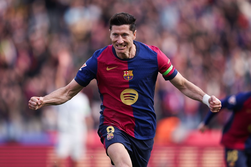 برشلونة سيجدد عقد نجمه ليفاندوفسكي