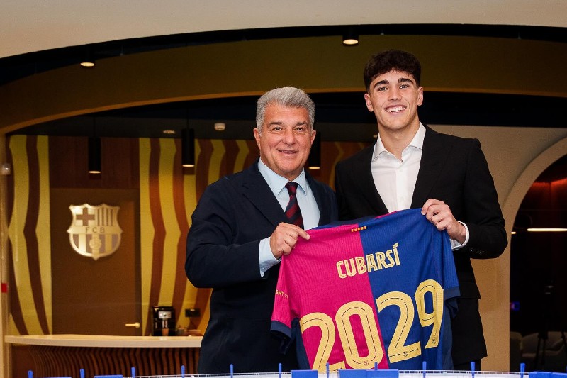 كوبارسي يمدد عقده مع برشلونة