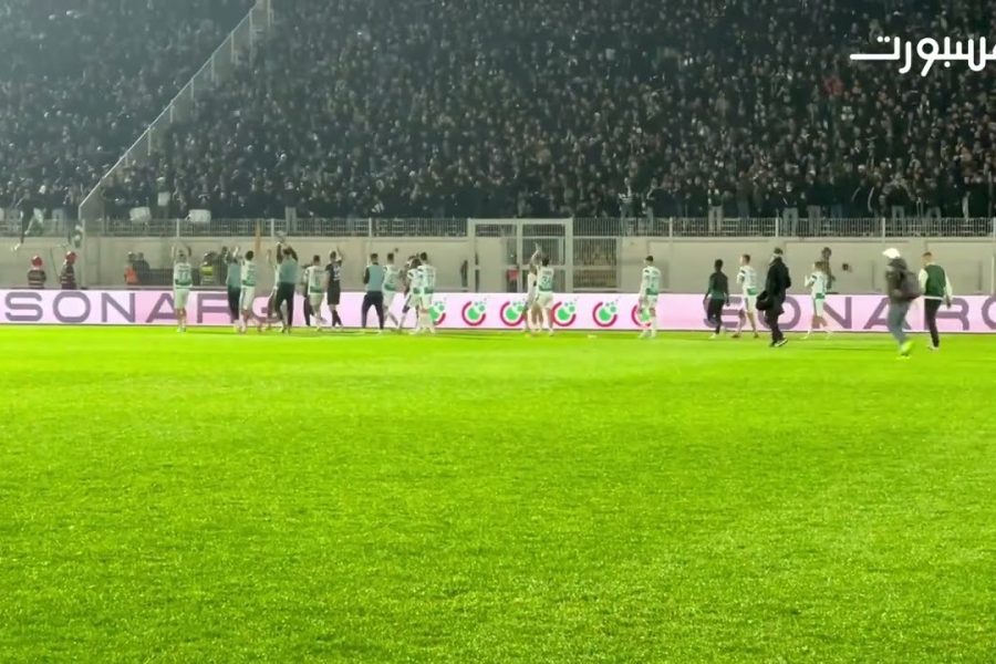 لاعبو الرجاء يحيون الجماهير بعد الفوز على رجاء بني ملال