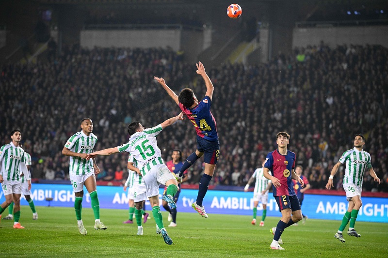 برشلونة يرفض هدية الريال ويسقط في فخ التعادل مع ريال بيتيس بالدوري الإسباني