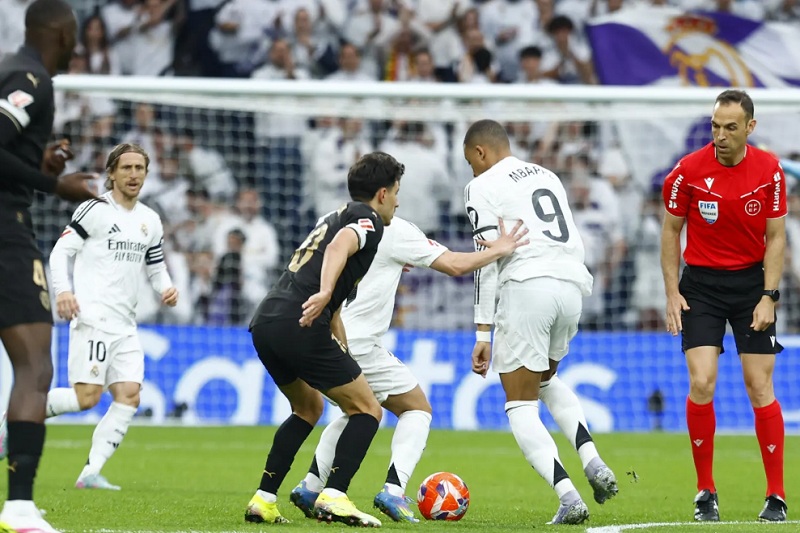 فالنسيا يهزم الريال في ملعبه ويهدي برشلونة فرصة الابتعاد في الصدارة