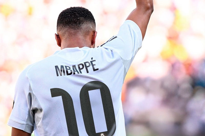 رسميا.. ريال مدريد الإسباني يمنح النجم كيليان مبابي القميص رقم 10