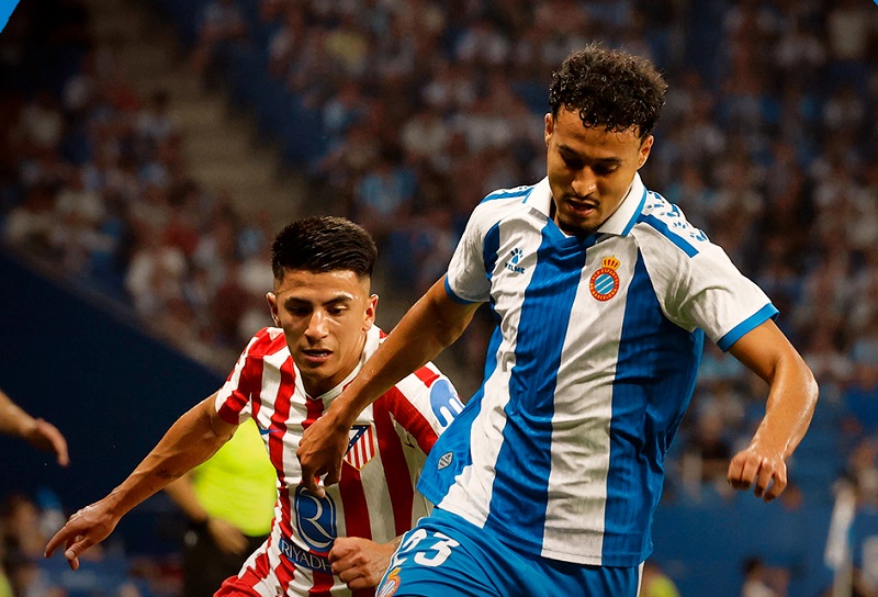 عمر الهلالي يسهم في فوز مثير لإسبانيول على أتلتيكو مدريد في "الليغا"