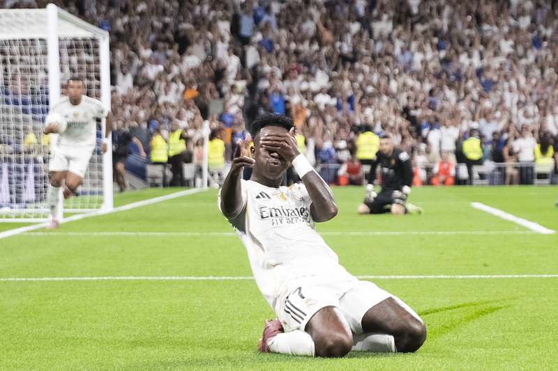 ريال مدريد يهزم مايوركا بثنائية ويتصدر الدوري الإسباني بالعلامة الكاملة