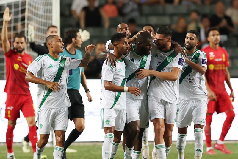 الأهلي يهزم القادسية ويتأهل للقاء النصر
