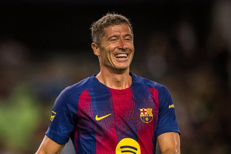 تقرير: برشلونة الإسباني لن يجدد عقد نجمه البولندي ليفاندوفسكي