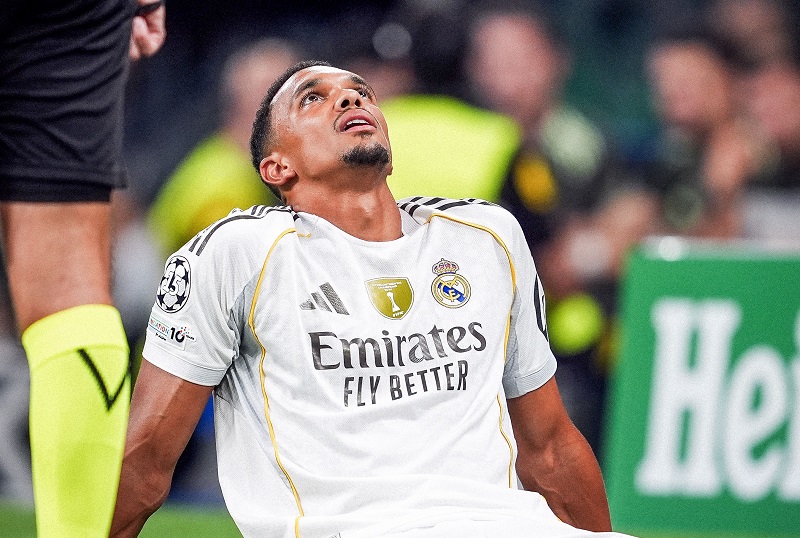 صدمة مبكرة.. أرنولد يغادر مواجهة ريال مدريد ومارسيليا في الأبطال