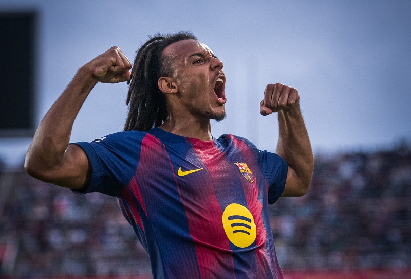 كوندي مدافع برشلونة ينتقد أداء فريقه بعد اعتلاء قمة الدوري الإسباني
