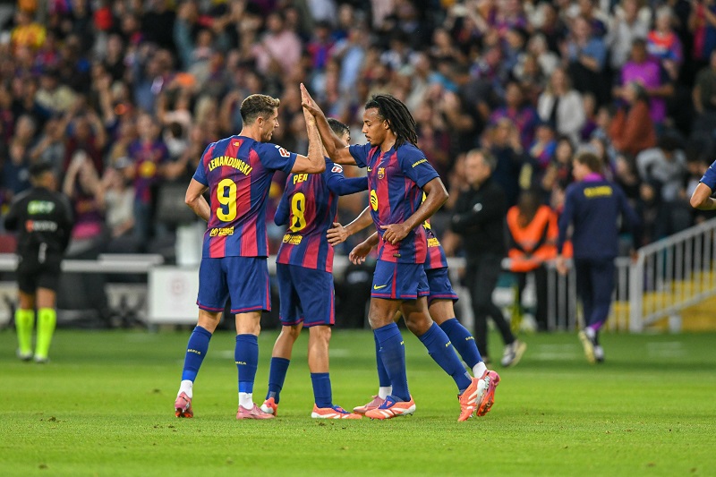 برشلونة يتجاوز سوسيداد بصعوبة وينتزع صدارة "الليغا" من ريال مدريد