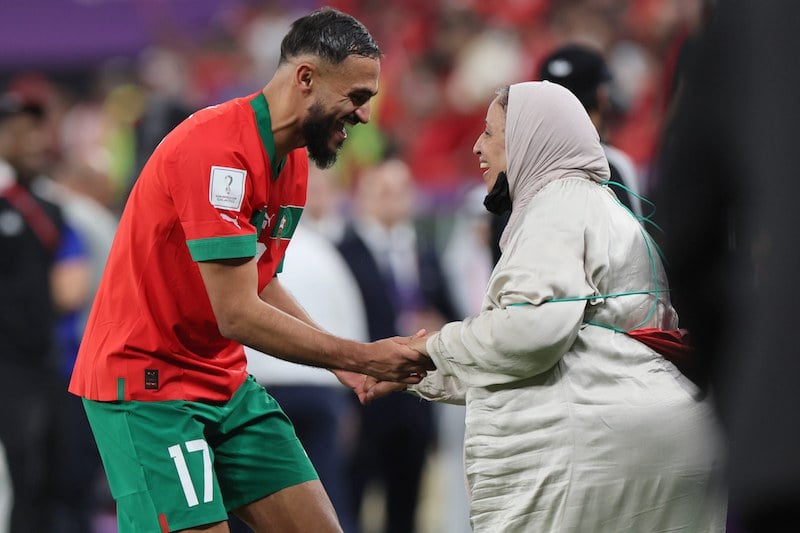 بوفال يكذب شائعات وفاة والدته