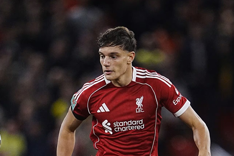 الإصابة تبعد مدافع ليفربول عن الملاعب