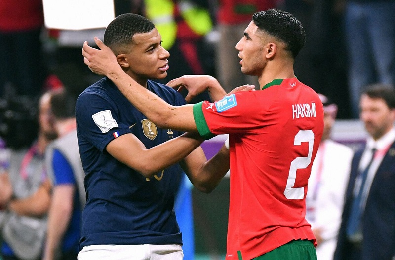 حكيمي يتفاعل مع لحظة عناق مبابي وأوحيدا: "رابط يجمع المغرب وفرنسا"