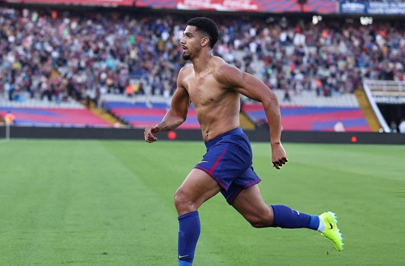 الأوروغواياني أرواخو يقود برشلونة لفوز صعب على جيرونا في الدوري الإسباني