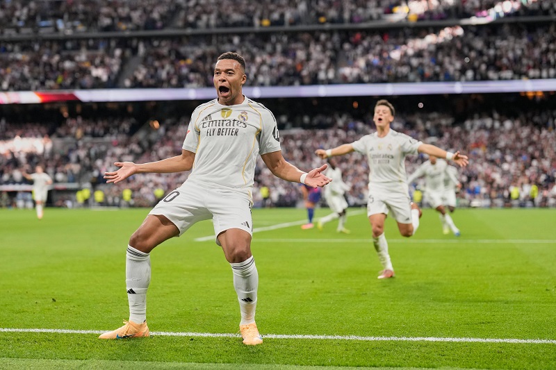 ريال مدريد يهزم برشلونة في الكلاسيكو ويوسع الفارق في صدارة "الليغا"