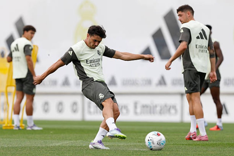 دياز يحرج ألونسو مع الإعلام الإسباني قبل الكلاسيكو المنتظر أمام برشلونة
