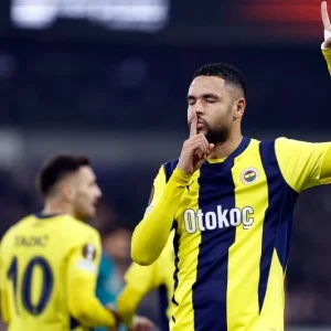جماهير فنربخشة تفقد صبرها.. والنصيري يتحسر على قرار البقاء في تركيا