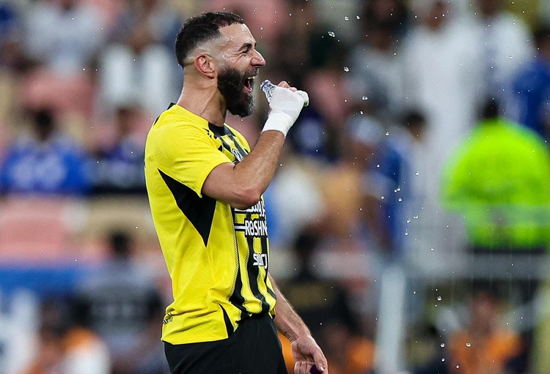 هل يجدد الاتحاد عقد الفرنسي بنزيما؟