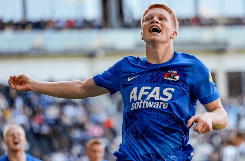 كومان مدرب هولندا يرشح كيس سميت لاعب ألكمار ليكون خليفة بيدري