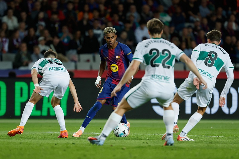 برشلونة يتجاوز هزيمة الكلاسيكو أمام ريال مدريد بفوز على إلتشي بثلاثية