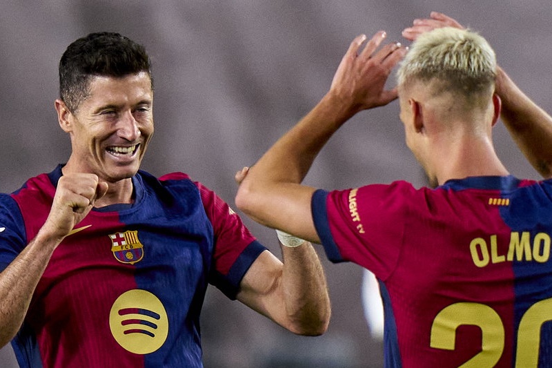 برشلونة يستعيد ليفاندوفسكي وأولمو