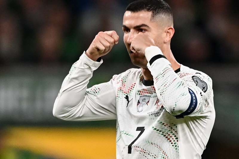 "فيفا" يخفف عقوبة رونالدو مما قد يجنبه الغياب عن أي مباراة في كأس العالم
