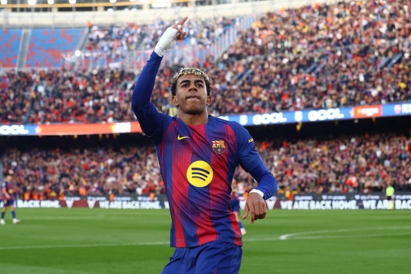 برشلونة يقلب الطاولة على ألافيس ويعتلي صدارة الدوري الإسباني مؤقتا
