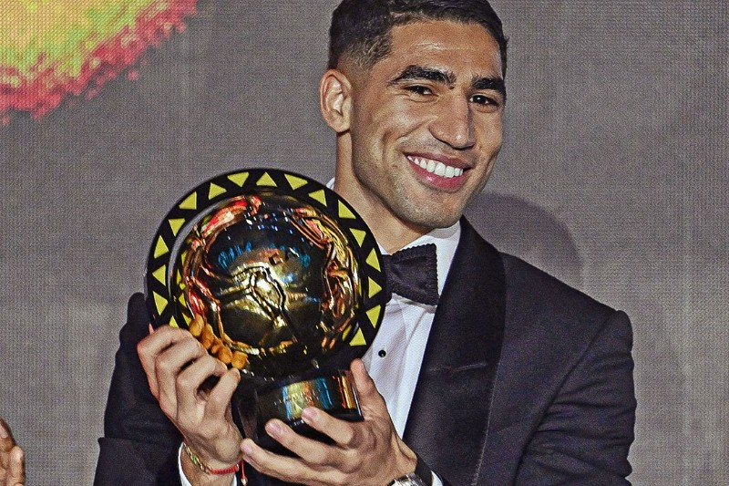 بعد موسم استثنائي.. حكيمي يتوج بجائزة أفضل لاعب في إفريقيا