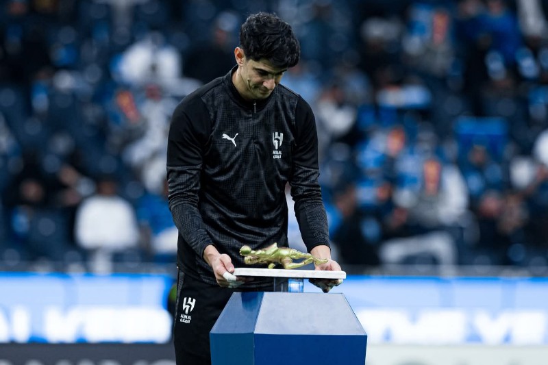 الهلال السعودي يكرم الحارس ياسين بونو ‎