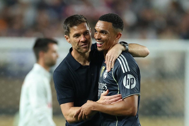 تشابي ألونسو يشيد بالإنجليزي ألكسندر أرنولد ويكشف موعد عودته لريال مدريد