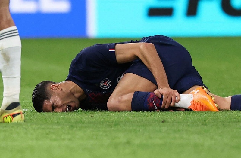دموع وقلق كبير.. أشرف حكيمي يصاب بعد تدخل خطير من لويس دياز