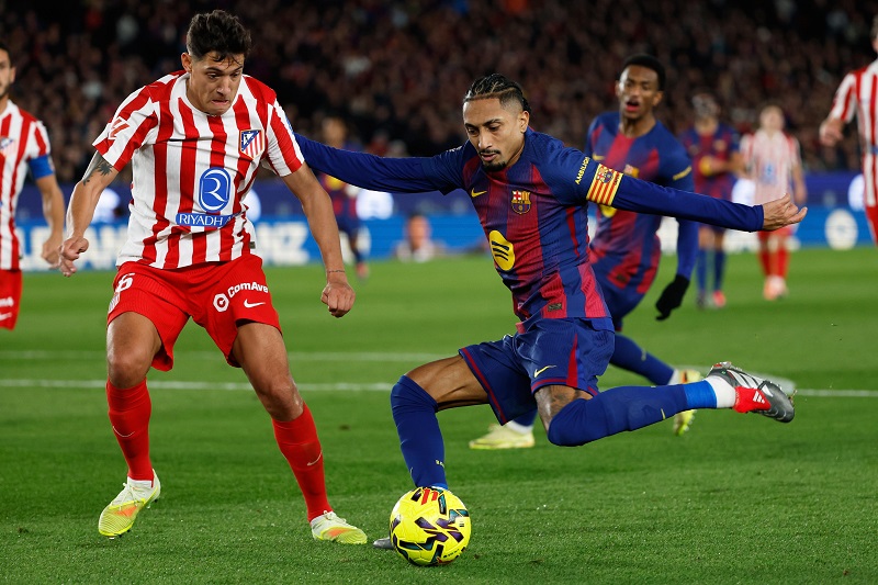 برشلونة يقهر أتلتيكو مدريد بثلاثية ويؤكد صدارته للدوري الإسباني
