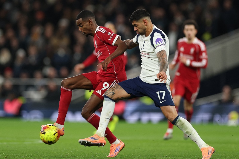 ليفربول يفوز على توتنهام في غياب نجمه صلاح بالدوري الإنجليزي