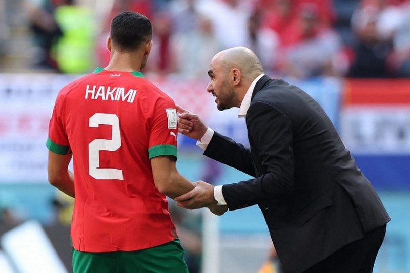 الركراكي رفقة حكيمي في الندوة الصحافية الخاصة بمباراة "الأسود" وزامبيا