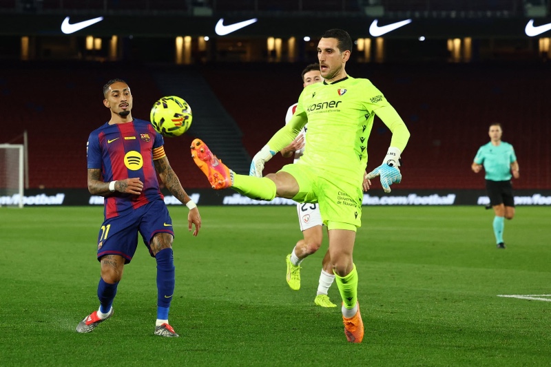 برشلونة يعزز صدارته للدوري الإسباني بثنائية رافينيا في مرمى أوساسونا