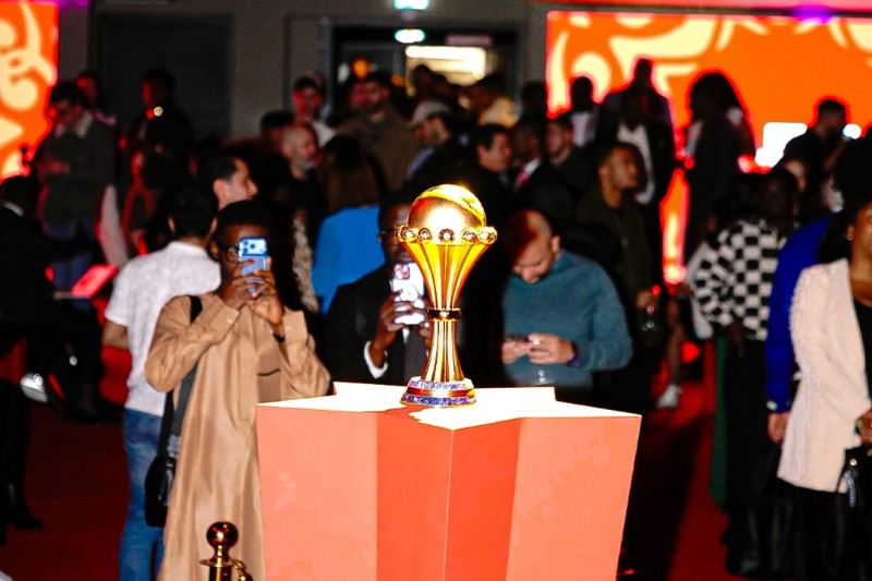 مجسم كأس إفريقيا يحط الرحال بباريس